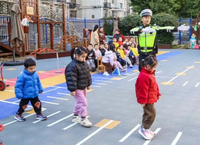 系好安全带使用安全座椅为了孩子的搭车安全请家长开车接送上下学时 系好安全带使用安全座椅为了孩子的搭车安全请家长开车接送上下学时